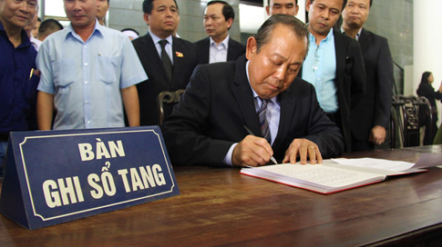 Gia đình cụ Hoàng Thị Minh Hồ tặng tiền phúng viếng cho đồng bào lũ lụt